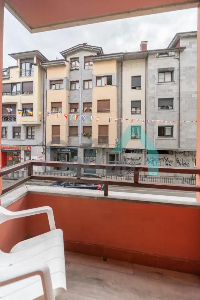 Außenansicht von Wohnung zur Miete in Parres mit Heizung, Parkett und Terrasse