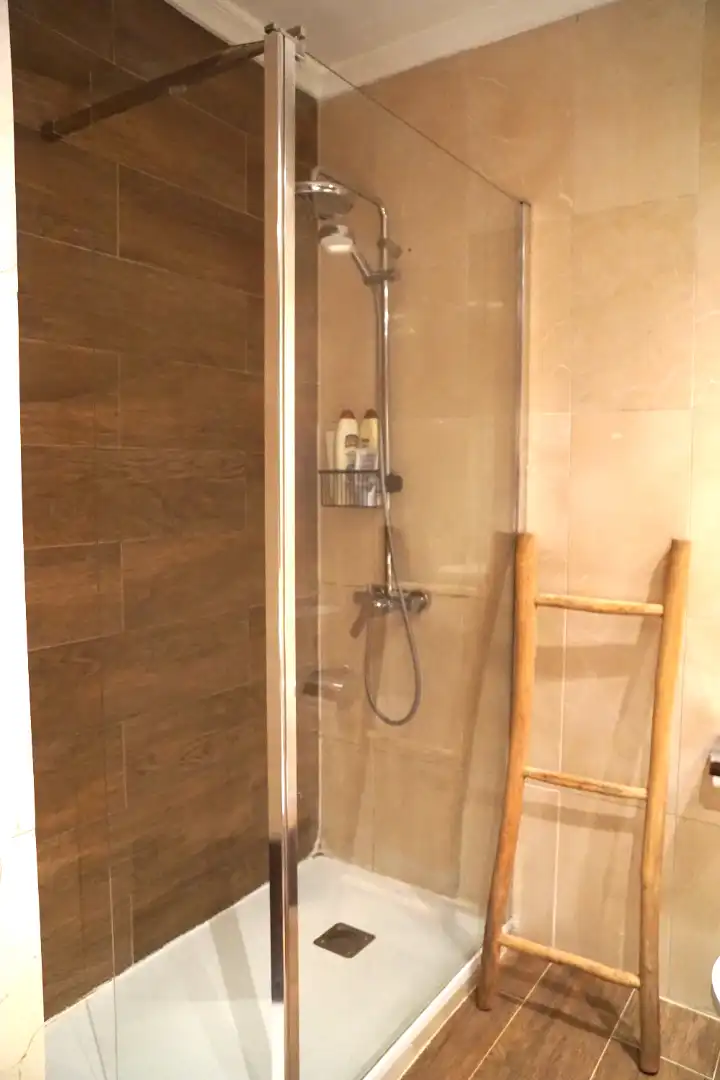 Badezimmer von Einfamilien-Reihenhaus zum Verkauf in Badalona mit Klimaanlage, Heizung und Privatgarten