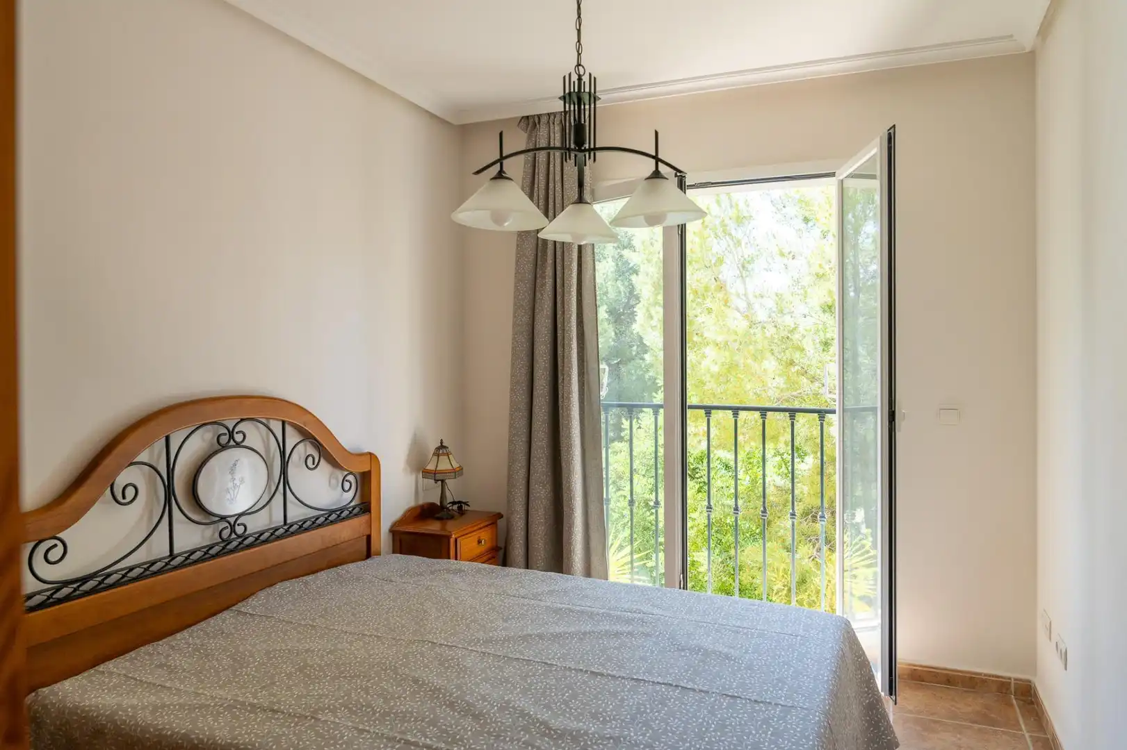 Schlafzimmer von Einfamilien-Reihenhaus zum Verkauf in Altea mit Klimaanlage, Heizung und Privatgarten