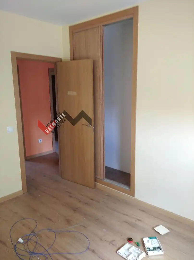 Habitación de Casa adosada en venta en El Casar de Escalona con Calefacción y Trastero