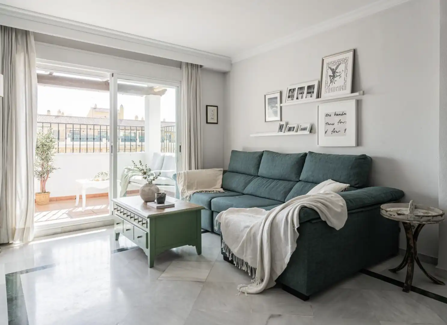Sala d'estar de Dúplex en venda en Marbella amb Aire condicionat, Terrassa i Traster