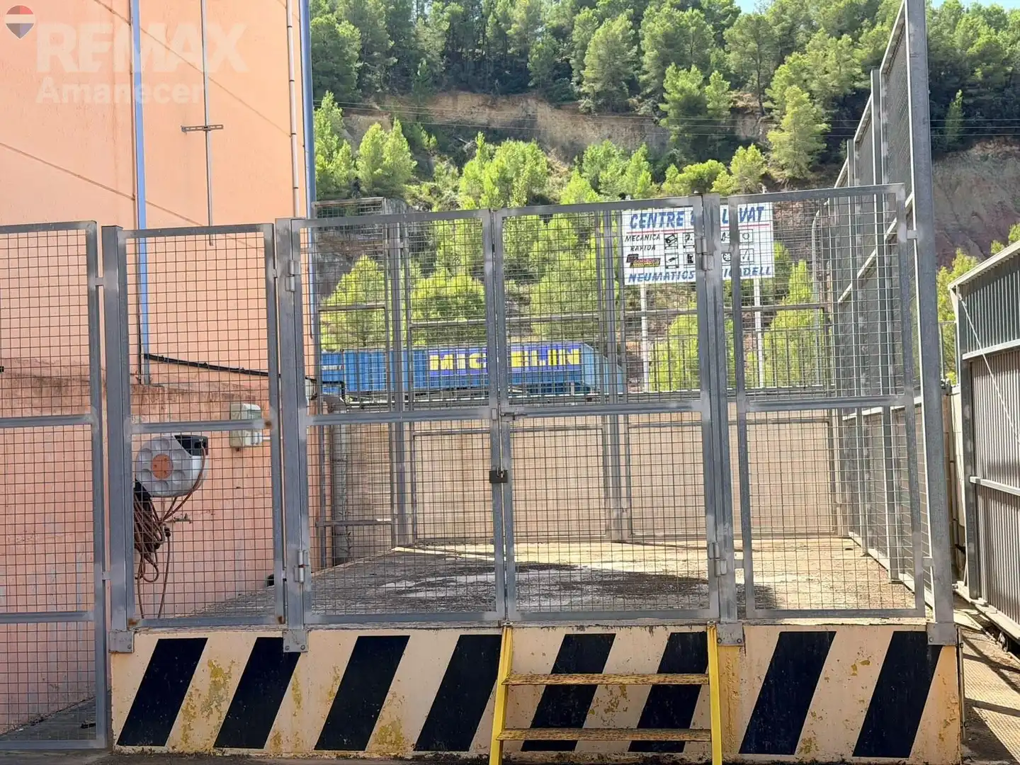 Parkplatz von Fabrikhallen zur Miete in Castelló de Rugat, Valencia