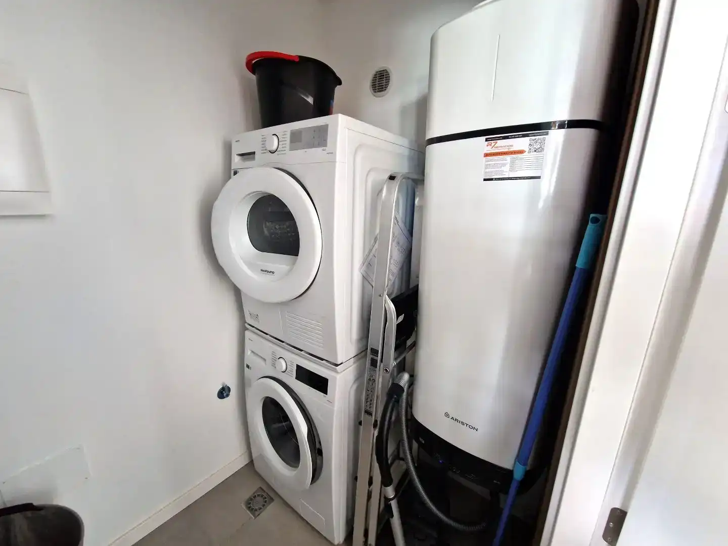 Wohnung zum Verkauf in La Oliva mit Klimaanlage, Privatgarten und Schwimmbad