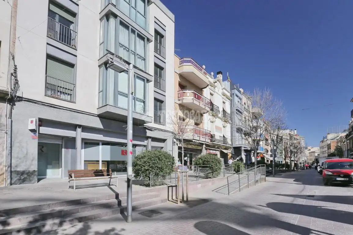 Vista exterior de Casa adosada en venda en Montcada i Reixac amb Balcó