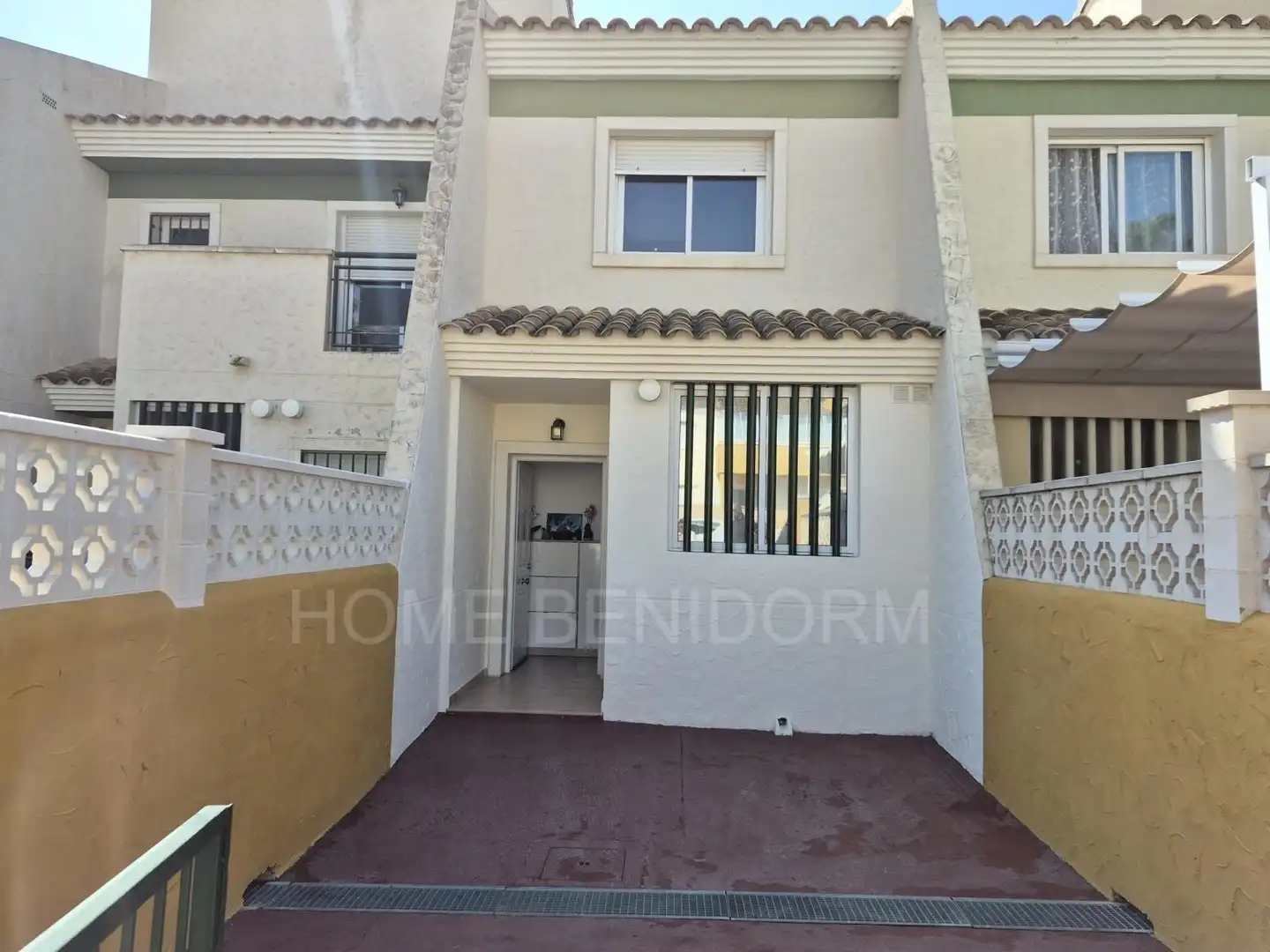 Vista exterior de Casa adosada en venta en Finestrat con Jardín privado y Piscina comunitaria
