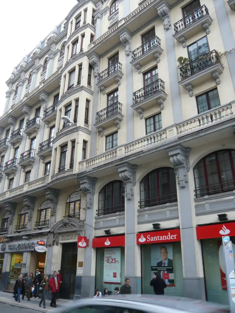 Vista exterior de Pis de lloguer en León Capital  amb Calefacció, Moblat i Forn