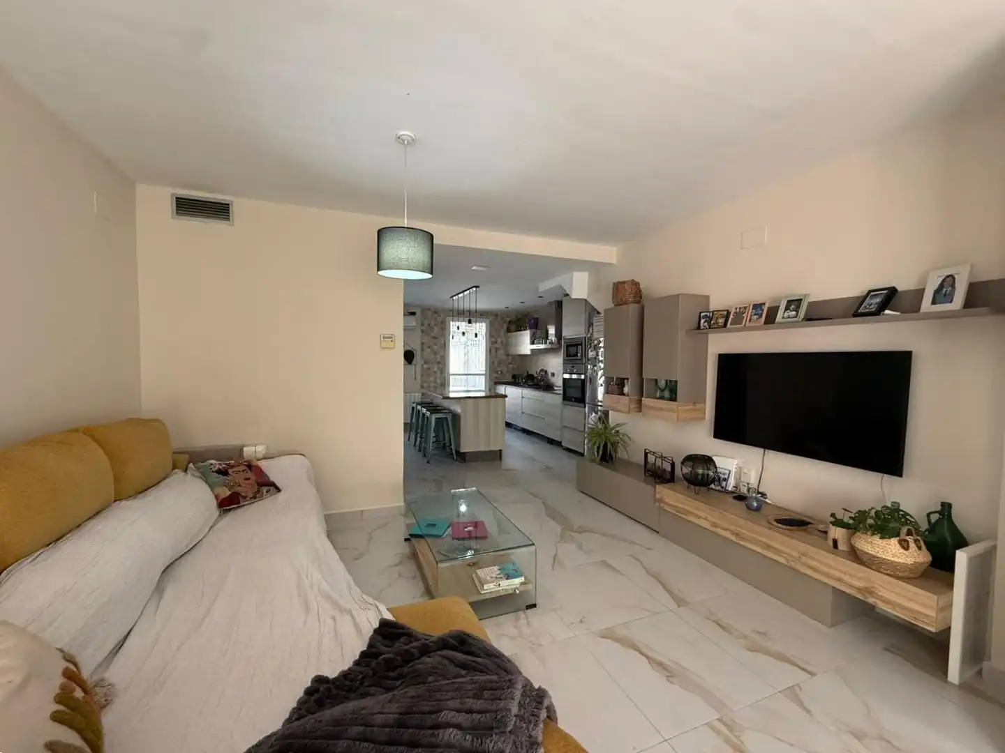 Wohnzimmer von Einfamilien-Reihenhaus zum Verkauf in Mérida mit Klimaanlage, Heizung und Terrasse