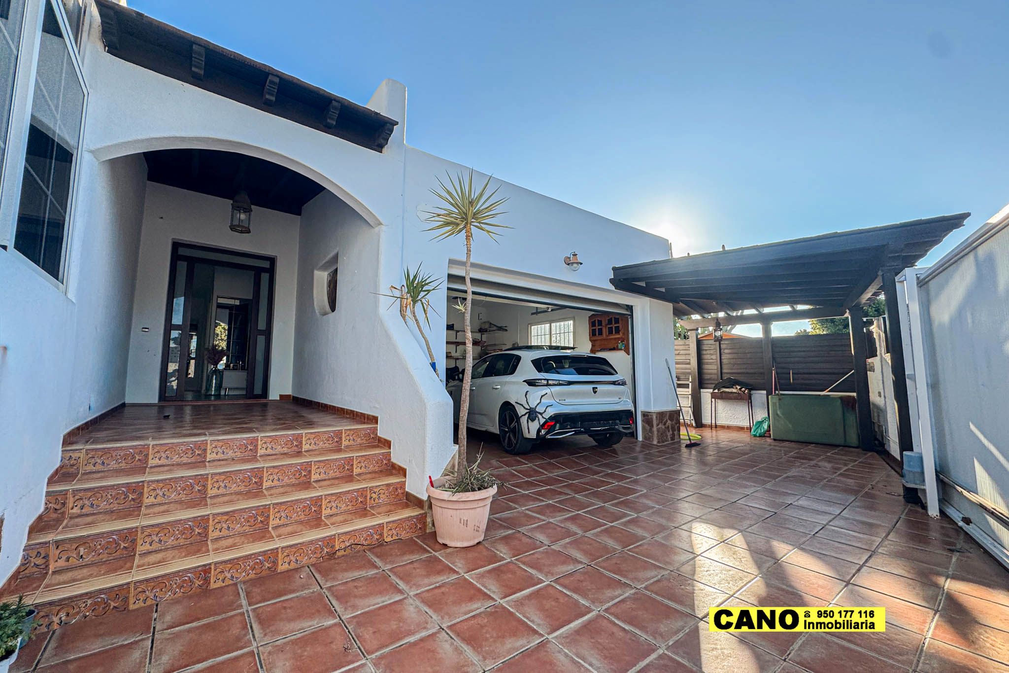 Vista exterior de Casa o xalet en venda en  Almería Capital amb Terrassa i Piscina