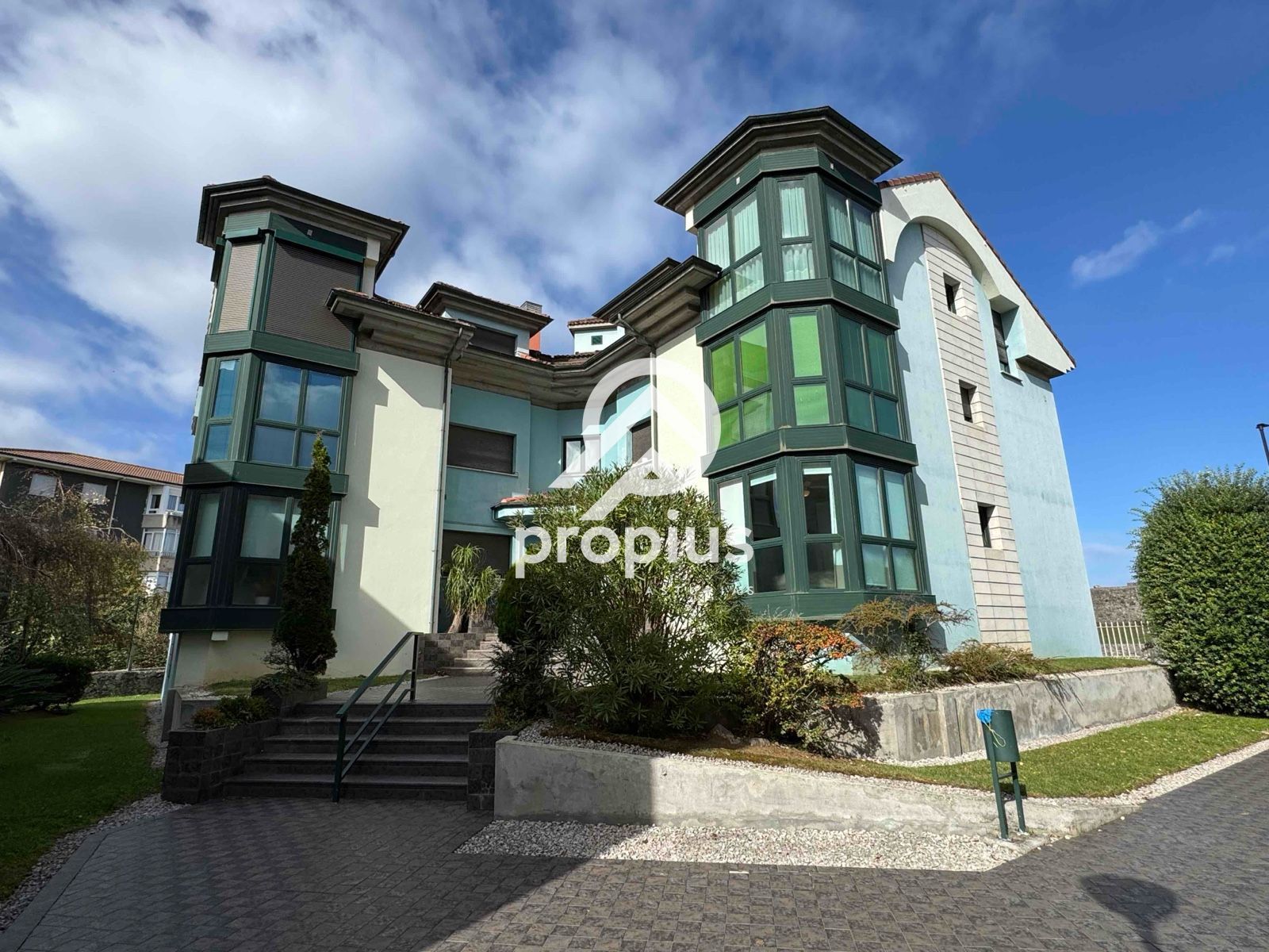 Vista exterior de Pis en venda en Llanes amb Calefacció, Traster i Moblat