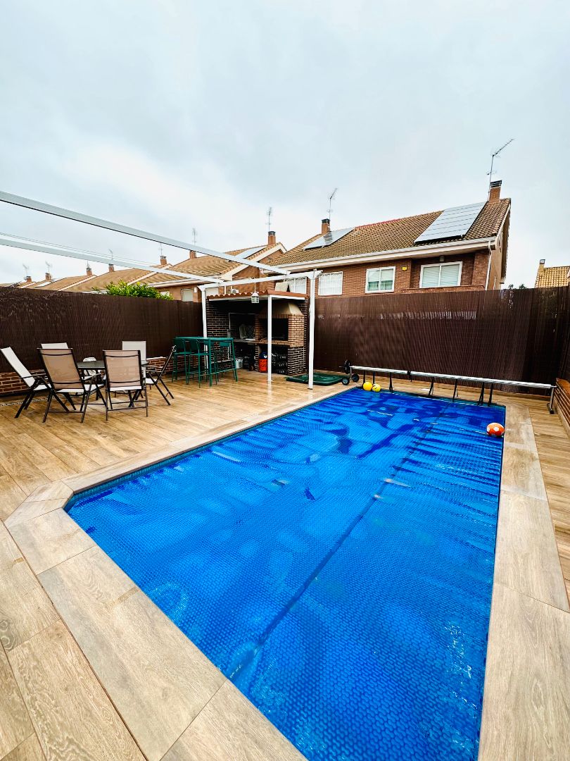 Swimming pool of Single-family semi-detached for sale in Parla  with Air Conditioner, Heating and Private garden