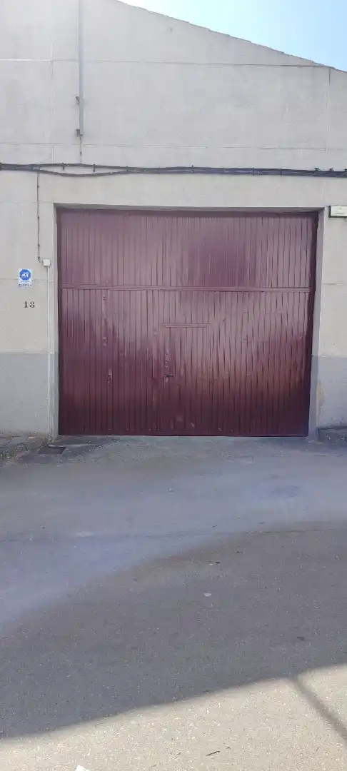 Parkplatz von Fabrikhallen zur Miete in Villares de la Reina