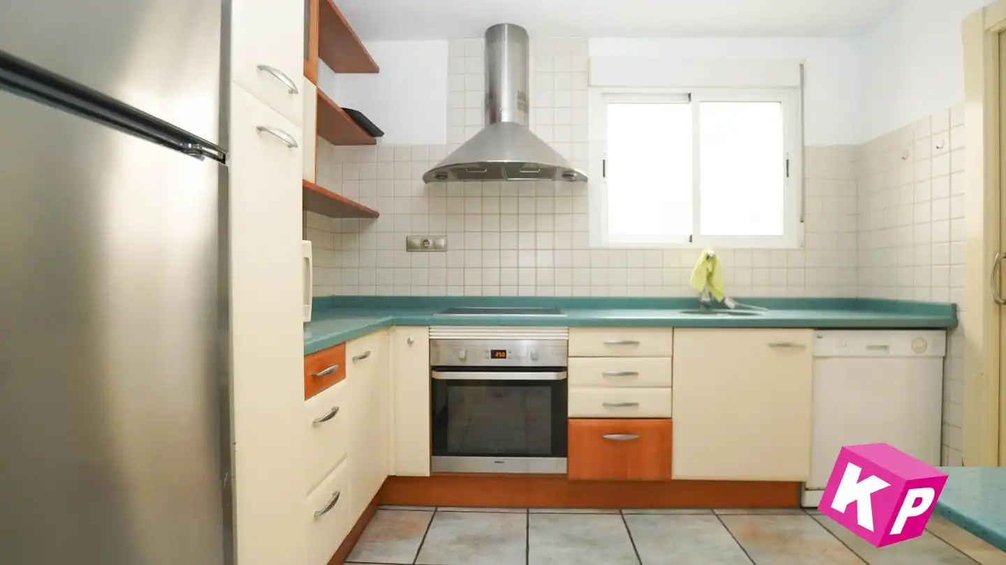 Küche von Wohnung zum Verkauf in Santa Pola mit Klimaanlage, Heizung und Terrasse