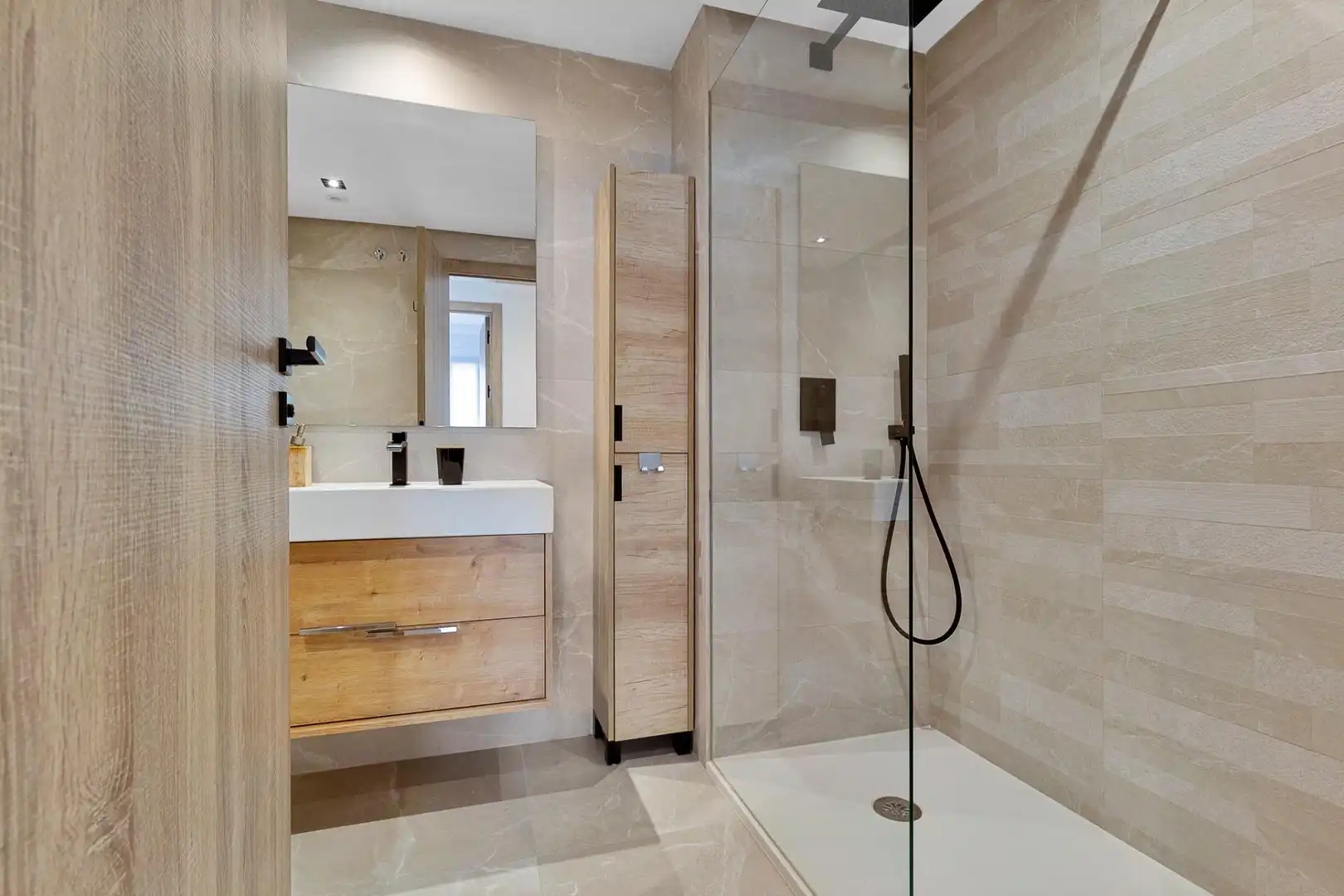 Bathroom of Attic for sale in Istán  with Air Conditioner, Private garden and Terrace