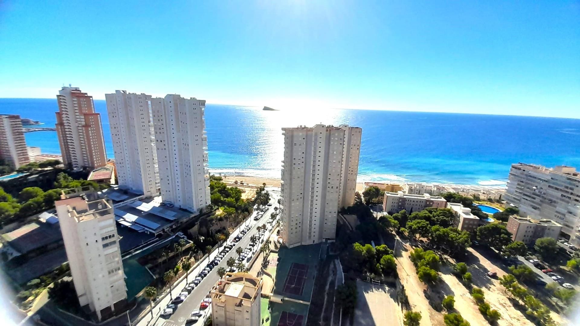 Vista exterior de Piso en venta en Benidorm con Jardín privado, Terraza y Piscina comunitaria