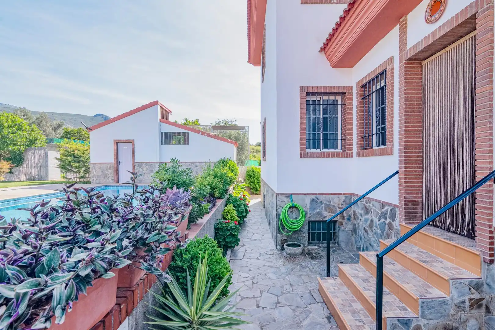 Vista exterior de Casa o xalet en venda en Órgiva amb Aire condicionat, Calefacció i Jardí privat
