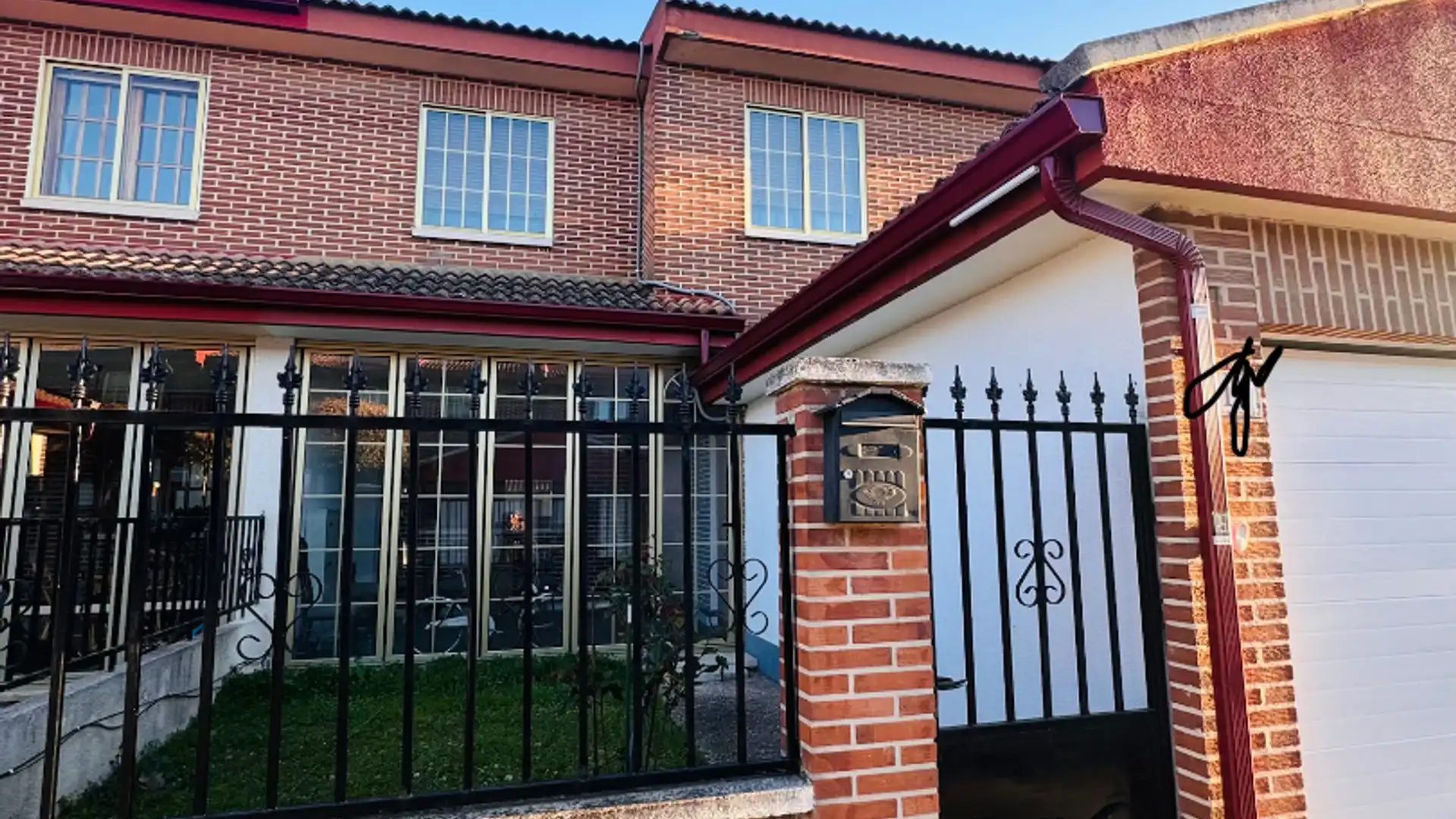 Exterior view of Single-family semi-detached for sale in Laguna de Duero  with Heating, Private garden and Parquet flooring