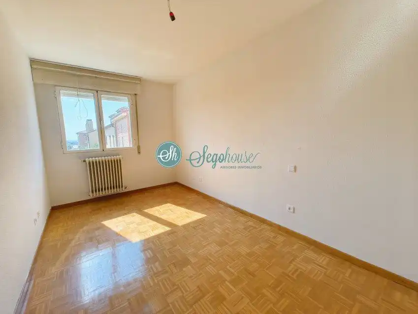 Habitación de Piso en venta en San Cristóbal de Segovia con Calefacción, Trastero y Balcón