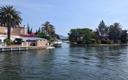 Vista exterior de Àtic en venda en Empuriabrava amb Calefacció, Terrassa i Piscina comunitària