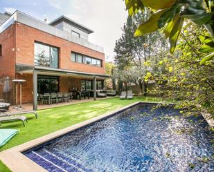 Swimming pool of House or chalet for sale in  Barcelona Capital  with Air Conditioner, Heating and Private garden