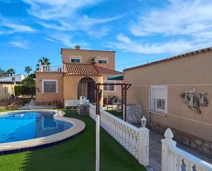 Vista exterior de Casa o xalet en venda en Torrevieja amb Jardí privat, Terrassa i Piscina