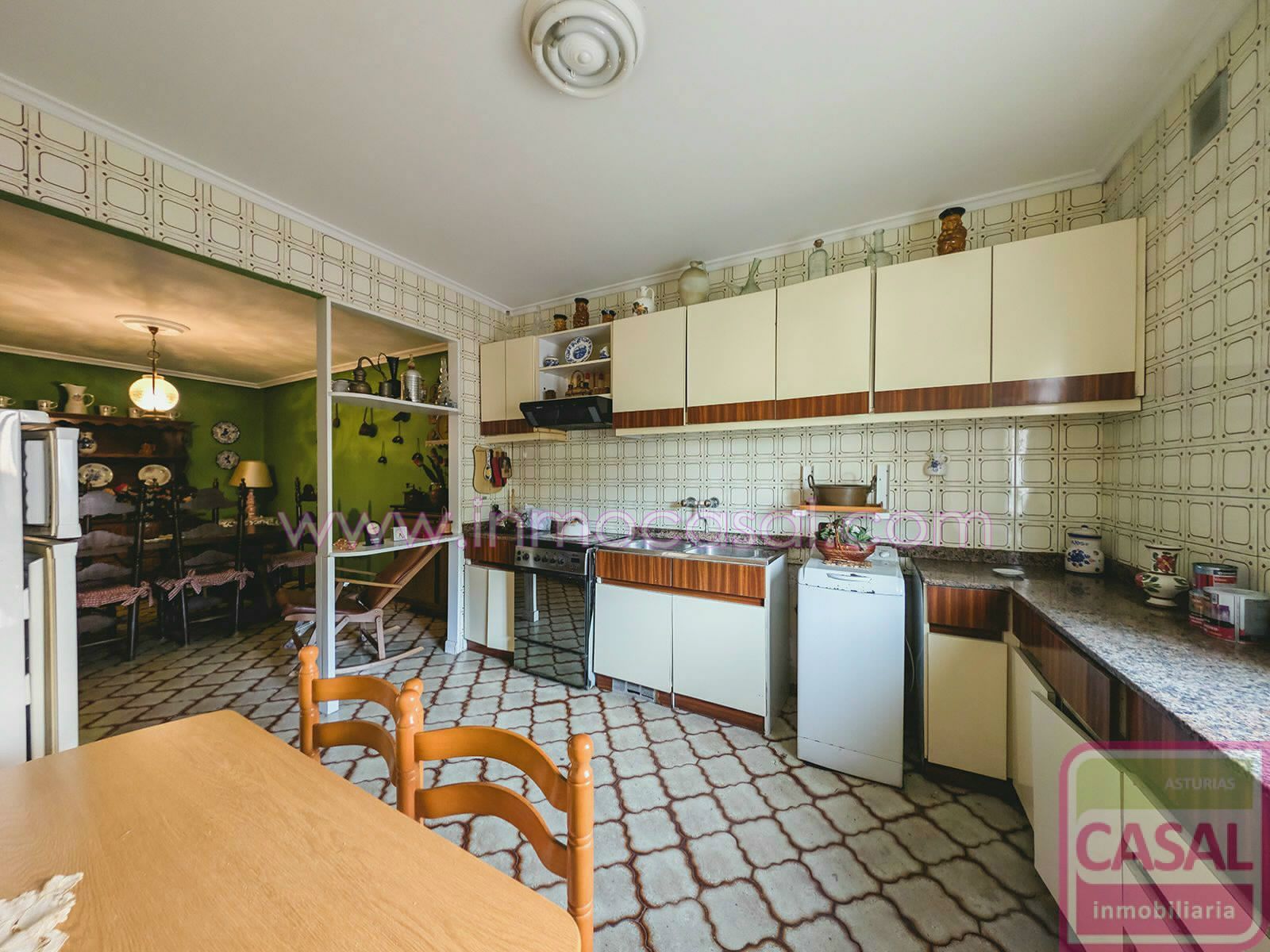 Cuina de Pis en venda en Oviedo  amb Calefacció, Traster i Moblat