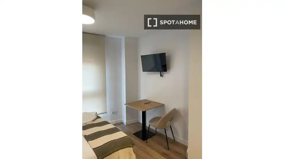 Bedroom of Flat for rent in Madrid  with Air Conditioner, Heating and Furnished
