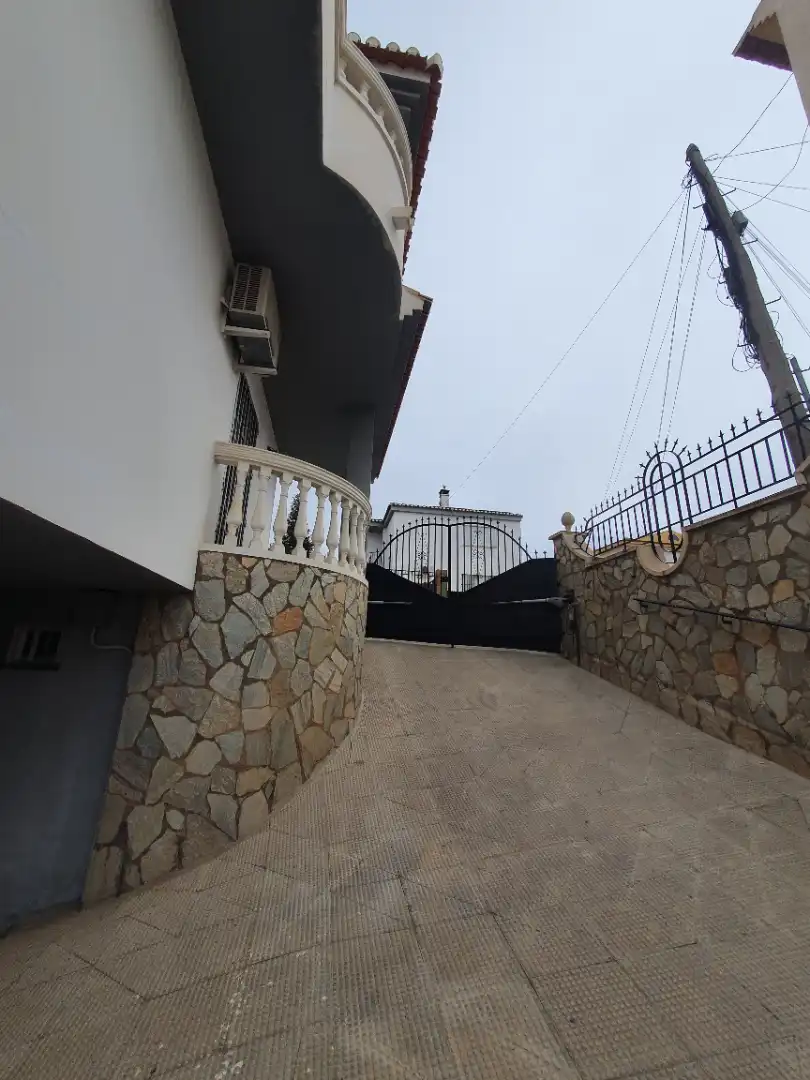 Vista exterior de Casa o xalet en venda en Guadix amb Aire condicionat, Calefacció i Terrassa