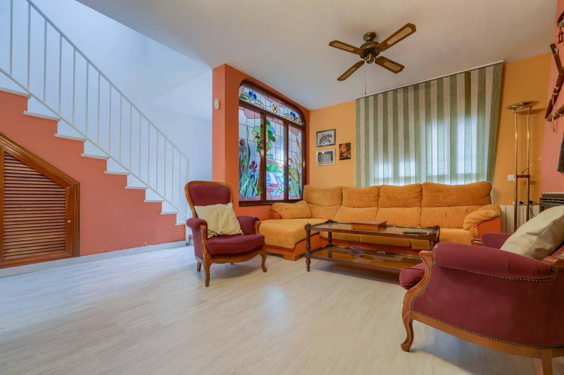 Sala de estar de Casa adosada en venta en Mairena del Aljarafe con Aire acondicionado, Jardín privado y Terraza