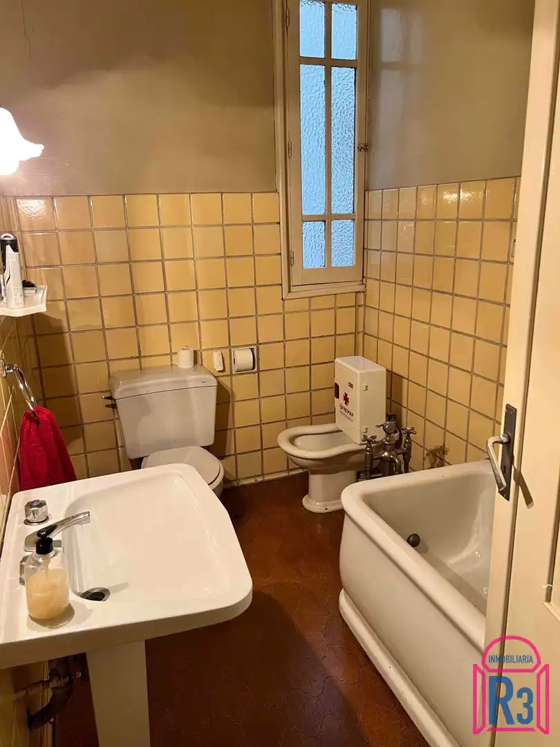 Baño de Piso en venta en León Capital  con Calefacción y Trastero