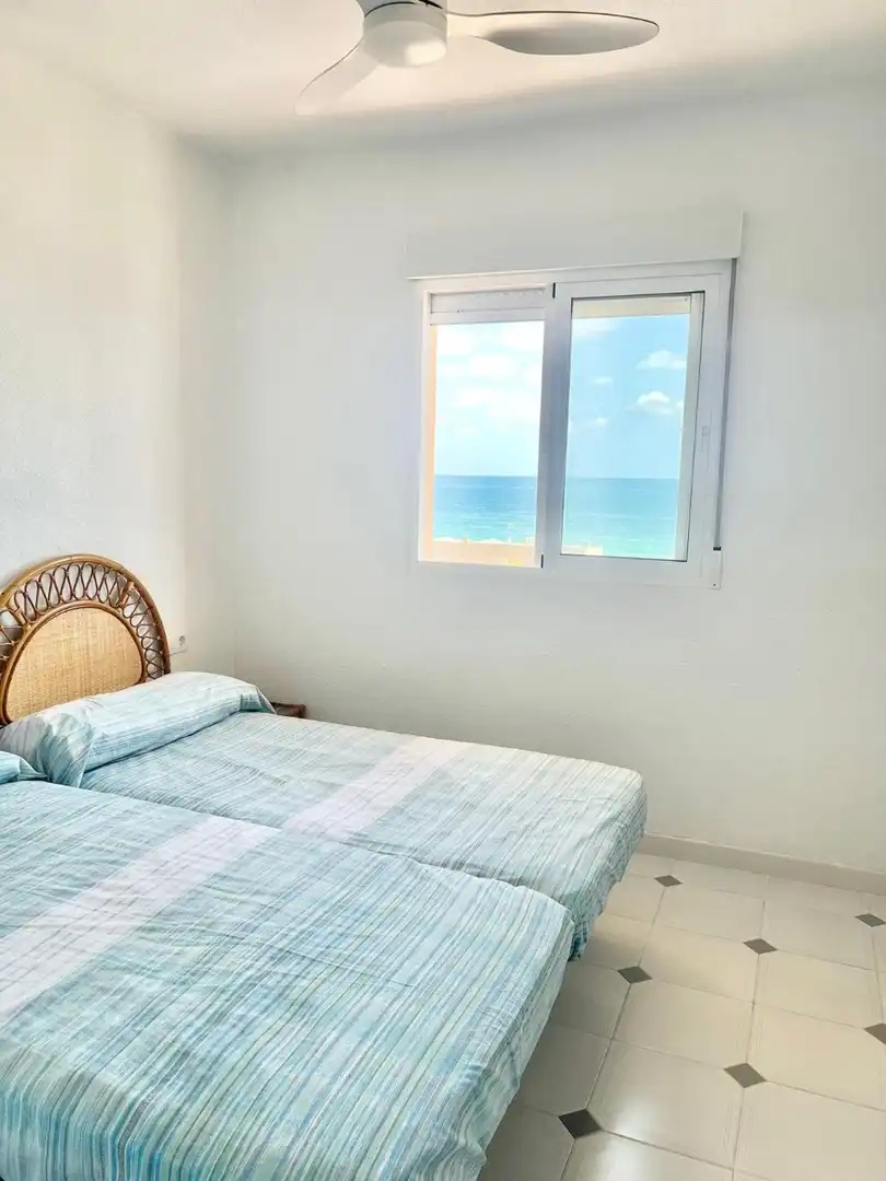 Dormitori de Apartament de lloguer en La Manga del Mar Menor amb Calefacció, Terrassa i Moblat