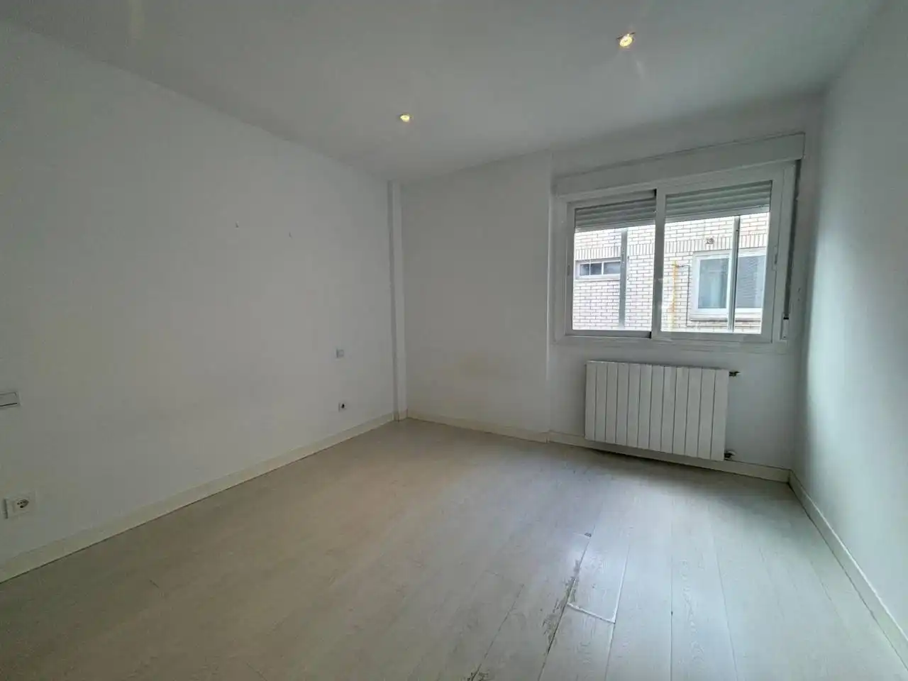 Schlafzimmer von Dachboden zur Miete in Madrid mit Klimaanlage, Heizung und Parkett