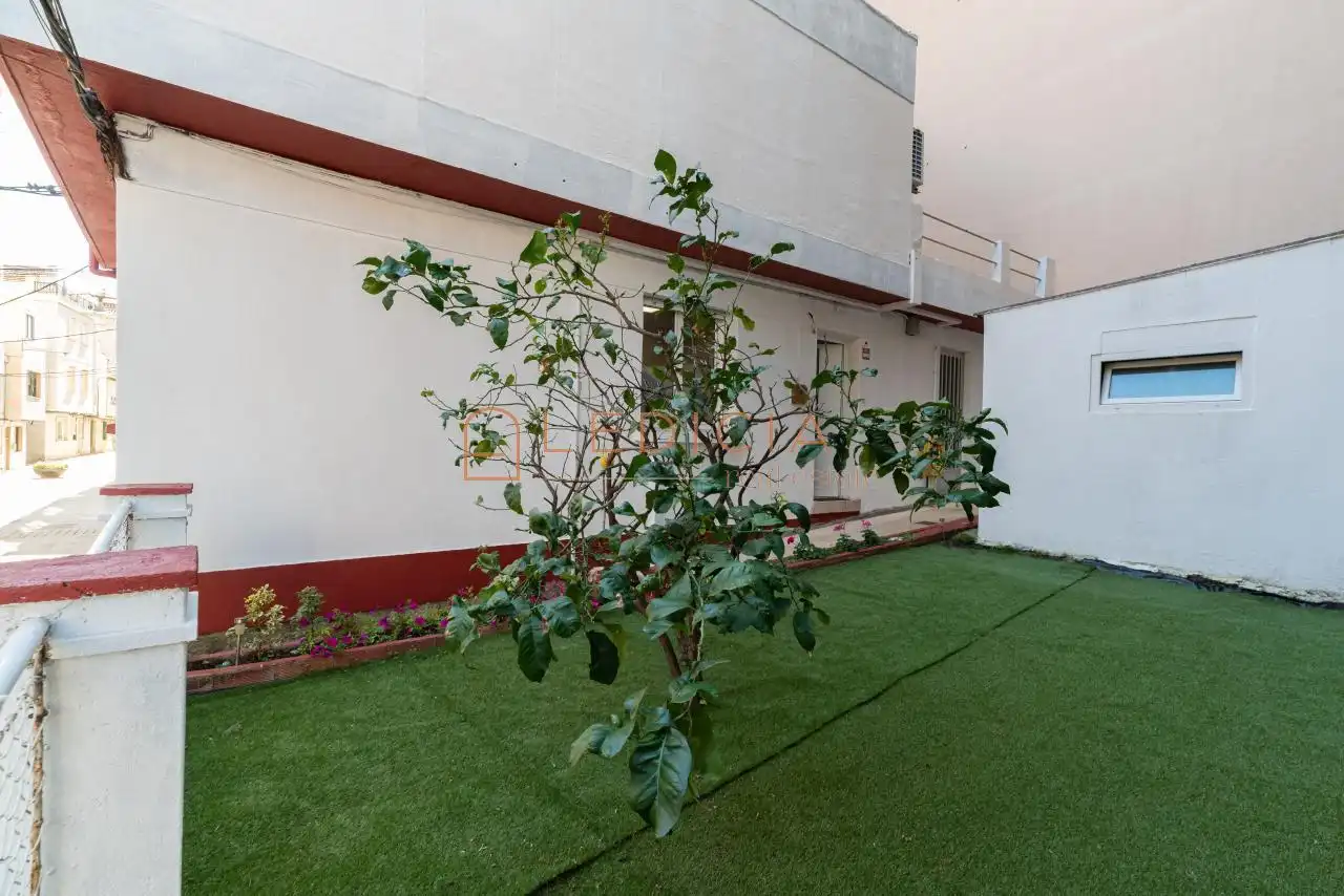 Vista exterior de Casa o xalet de lloguer en Cangas  amb Calefacció, Jardí privat i Parquet