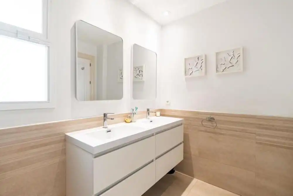 Baño de Casa adosada de alquiler en Benahavís con Aire acondicionado, Jardín privado y Terraza