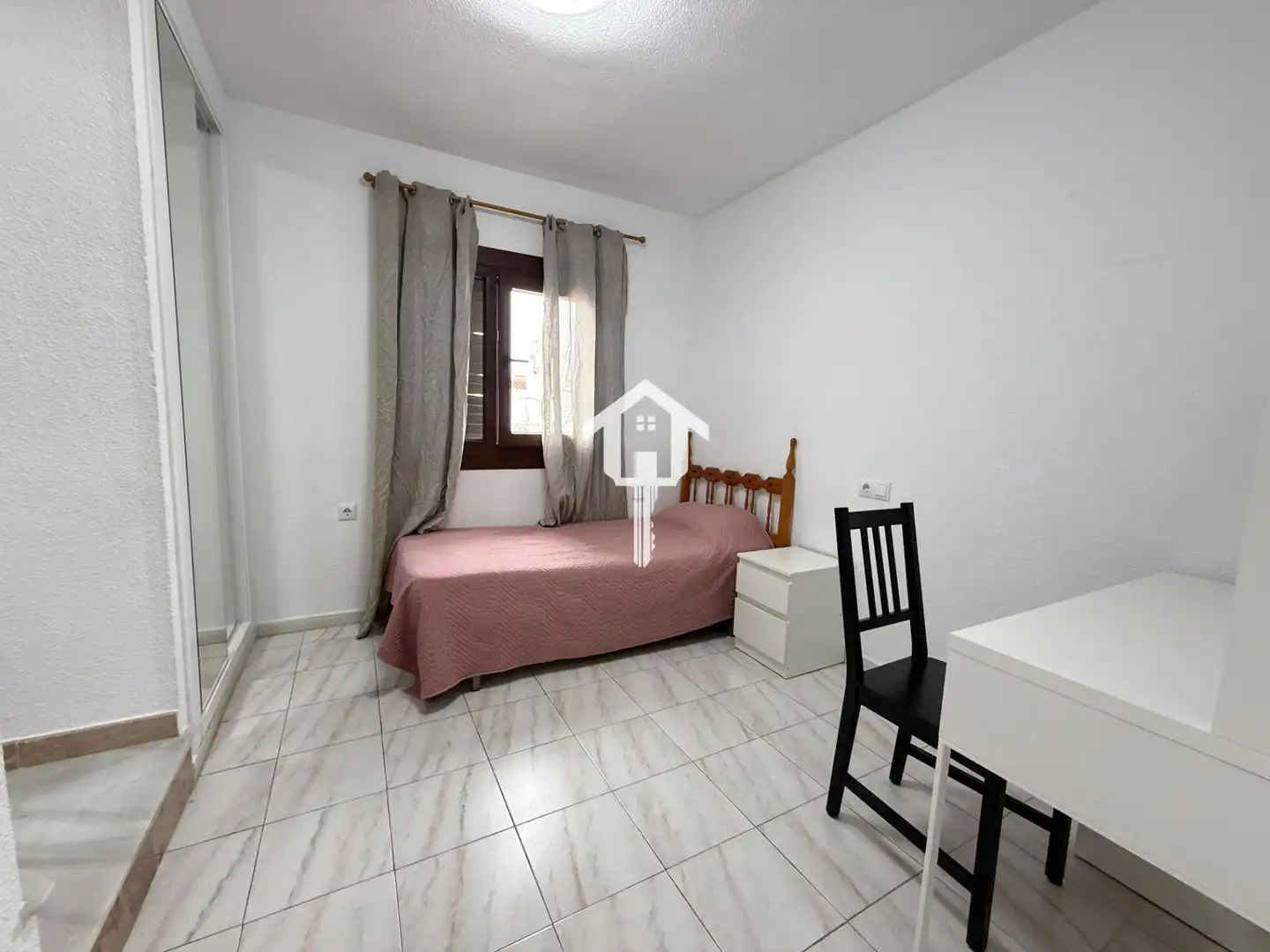 Habitación de Dúplex en venta en Torrevieja con Aire acondicionado, Terraza y Amueblado
