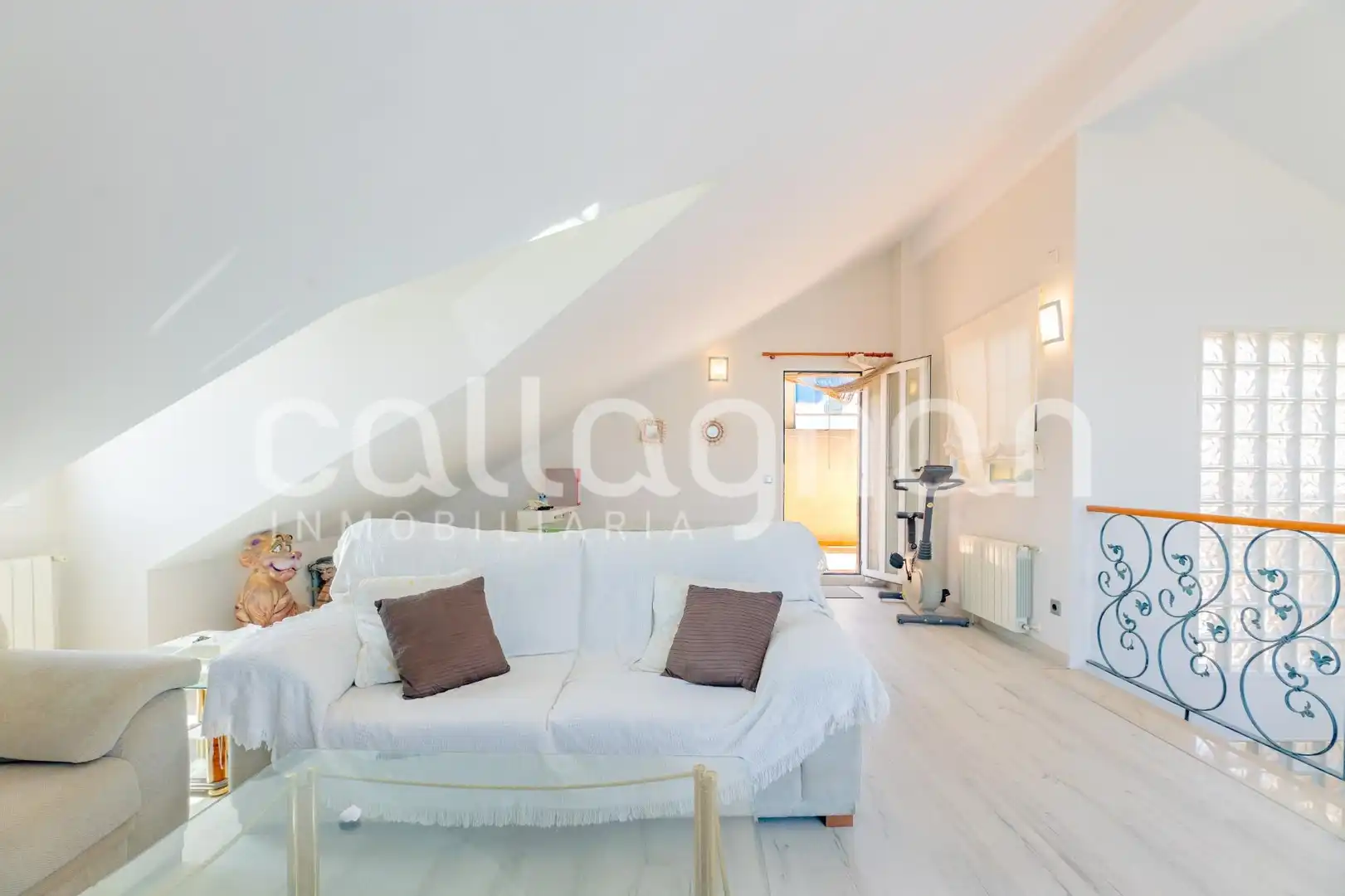 Sala d'estar de Casa o xalet en venda en Sagunto / Sagunt amb Calefacció, Jardí privat i Terrassa