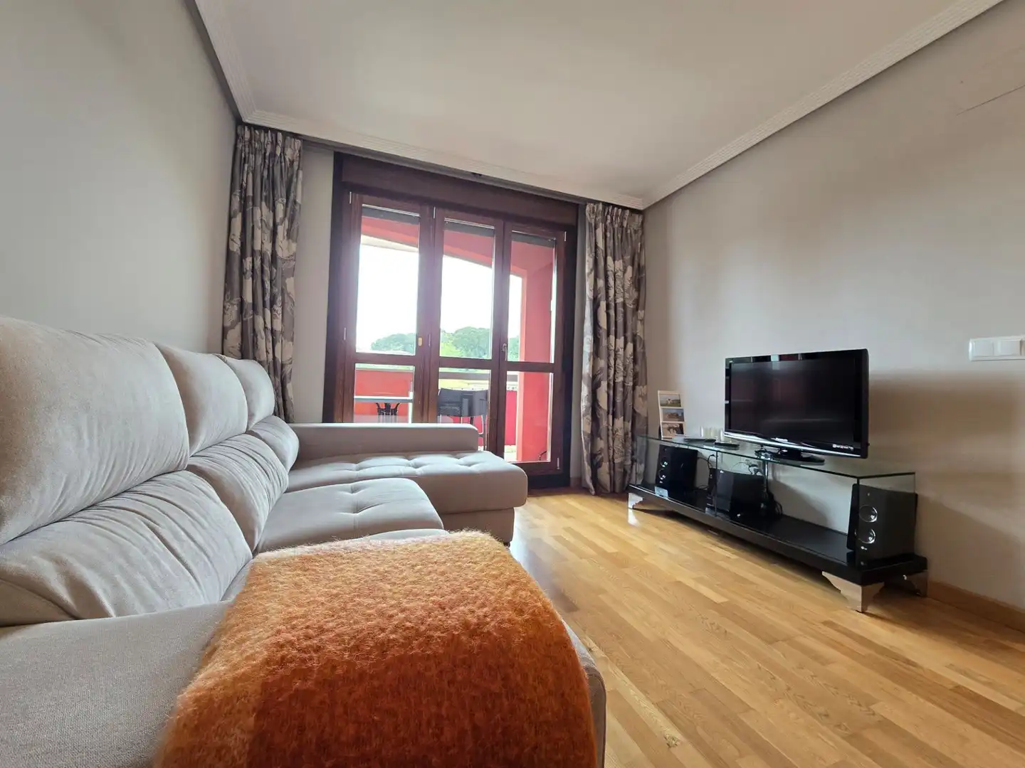 Sala de estar de Piso en venta en Llanes con Calefacción, Terraza y Trastero