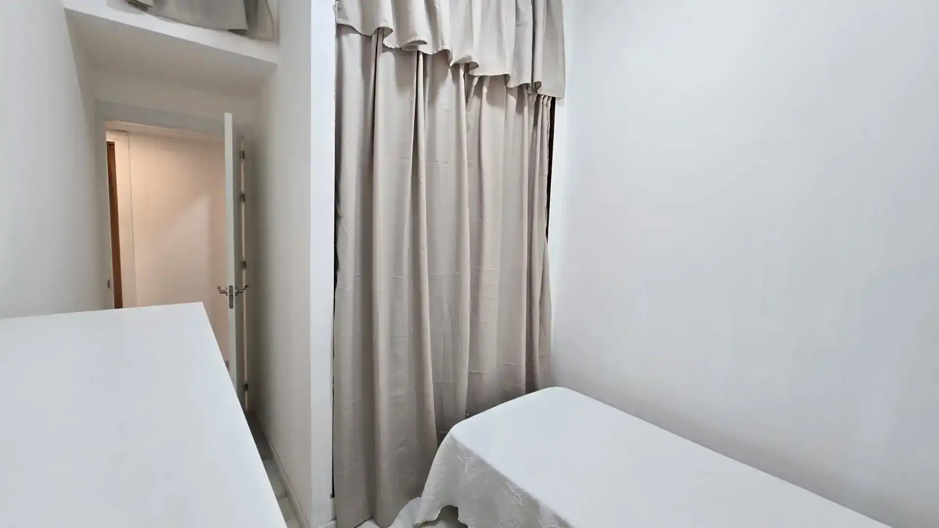 Schlafzimmer von Wohnung zur Miete in Sevilla mit Klimaanlage, Privatgarten und Möbliert