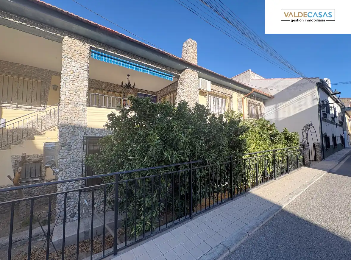 Vista exterior de Casa o xalet en venda en Alhendín amb Jardí privat, Terrassa i Piscina