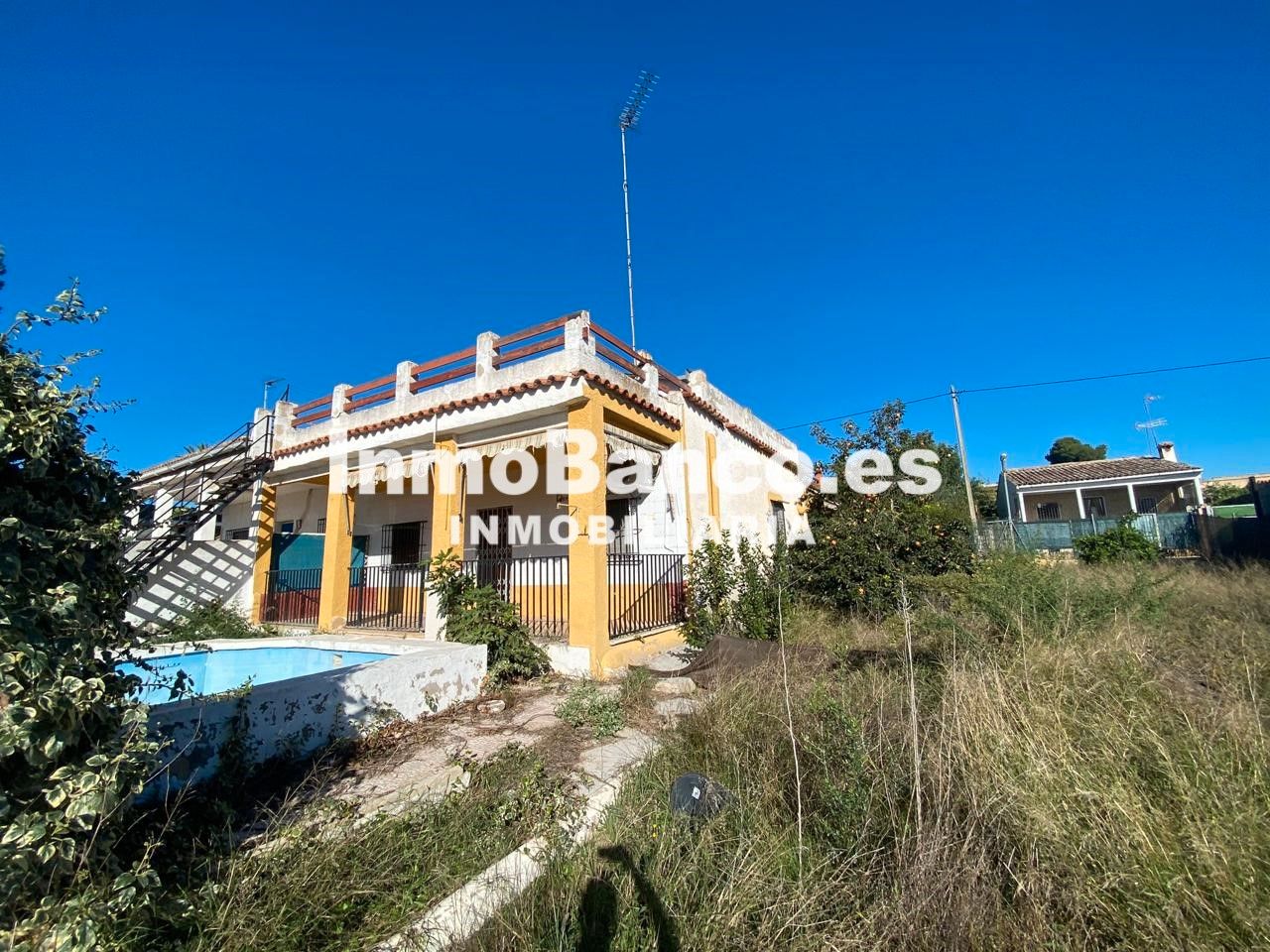 Vista exterior de Finca rústica en venda en Chiva amb Piscina