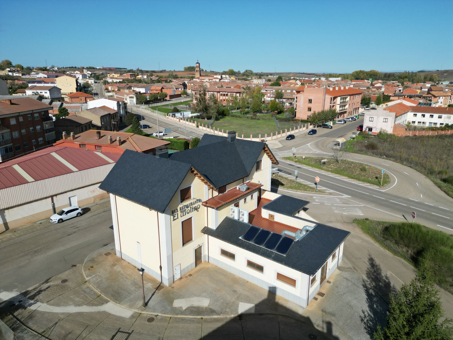 Vista exterior de Local en venda en Villamañán amb Aire condicionat, Calefacció i Parquet