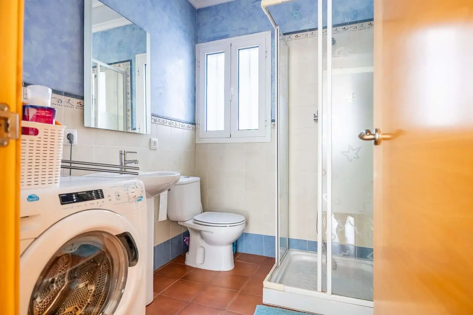 Bathroom of Houses for sale in Sevilla  with Air Conditioner, Terrace and Alarm