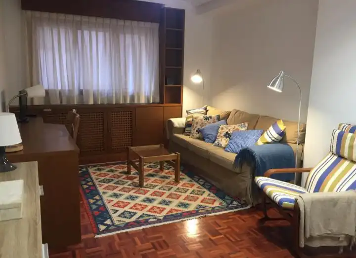 Sala d'estar de Apartament de lloguer en Gijón  amb Calefacció, Parquet i Moblat