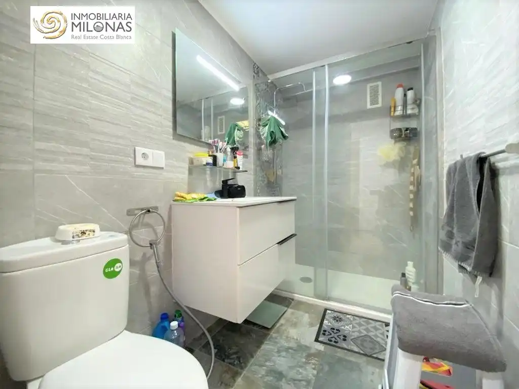 Badezimmer von Wohnungen zum Verkauf in Benidorm mit Klimaanlage, Heizung und Möbliert