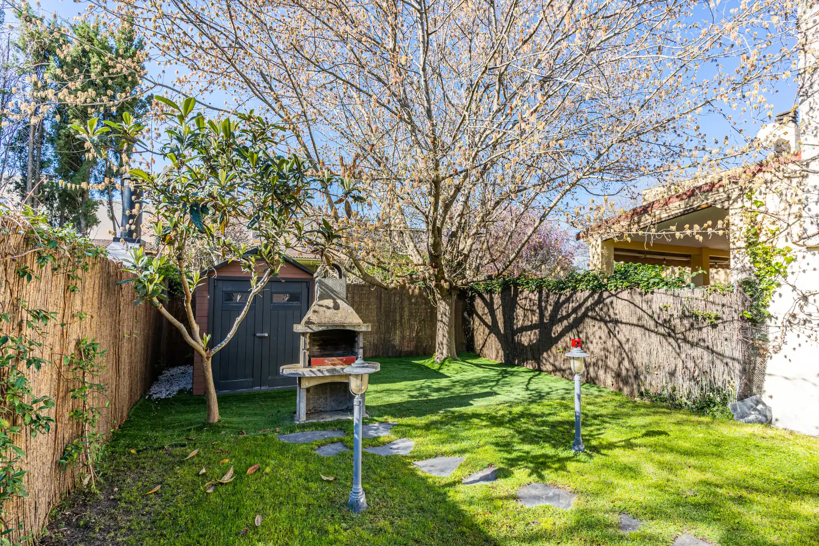 Garten von Einfamilien-Reihenhaus zum Verkauf in Las Rozas de Madrid mit Klimaanlage, Heizung und Privatgarten