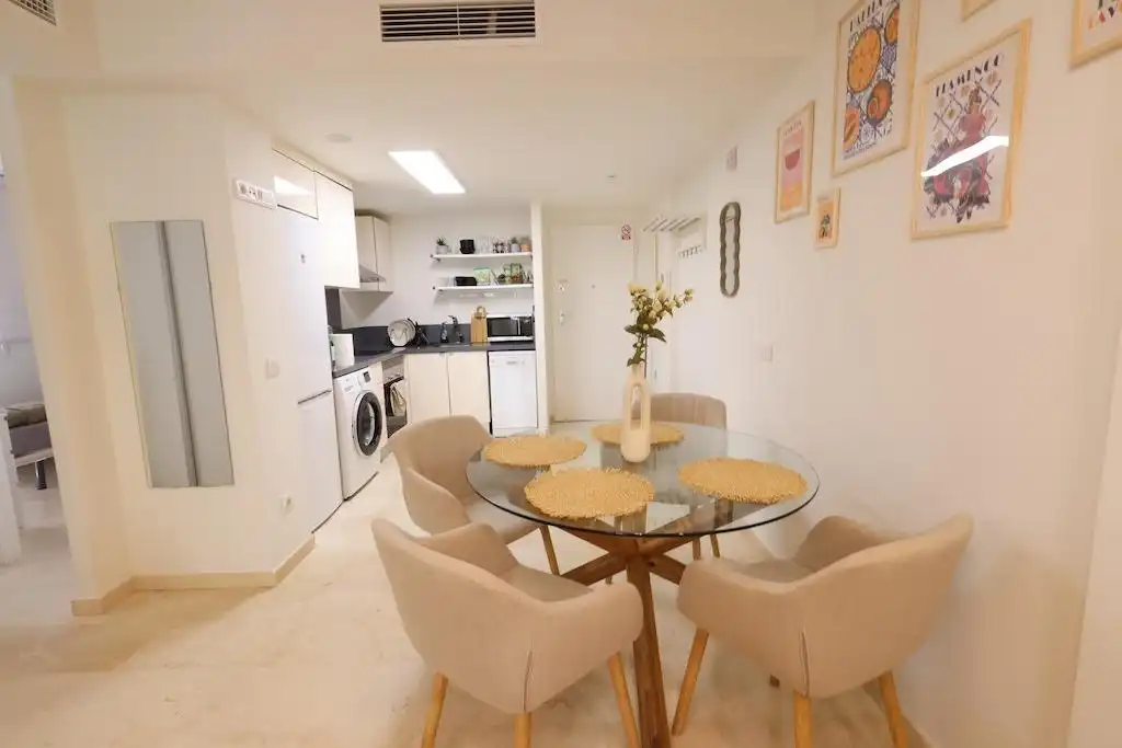 Cocina de Apartamento de alquiler en Torrevieja con Aire acondicionado, Calefacción y Jardín privado