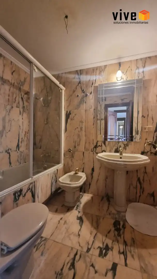 Badezimmer von Wohnung zur Miete in Sevilla mit Klimaanlage, Terrasse und Abstellraum