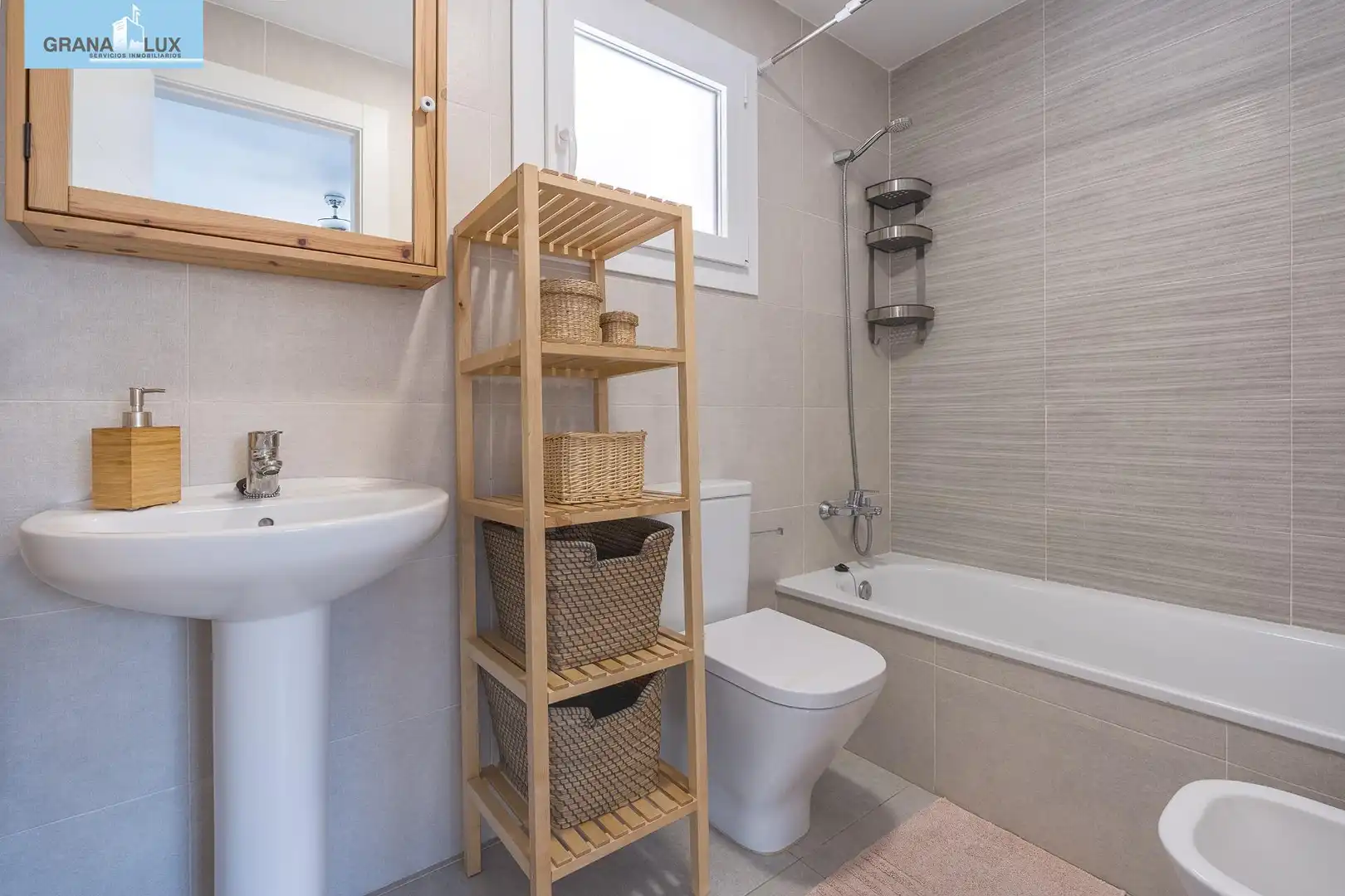 Badezimmer von Wohnung zum Verkauf in Almuñécar mit Terrasse, Abstellraum und Balkon