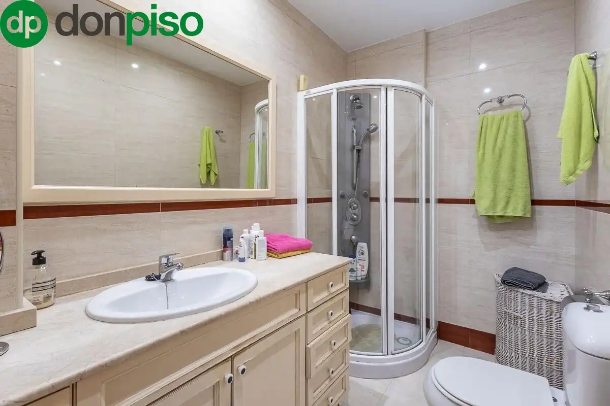 Baño de Casa adosada en venta en Granada con Calefacción, Jardín privado y Terraza