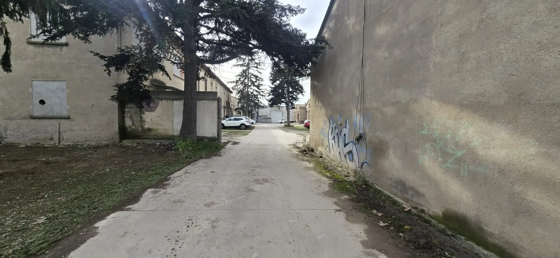 Außenansicht von Fabrikhallen zur Miete in Manlleu mit Alarm