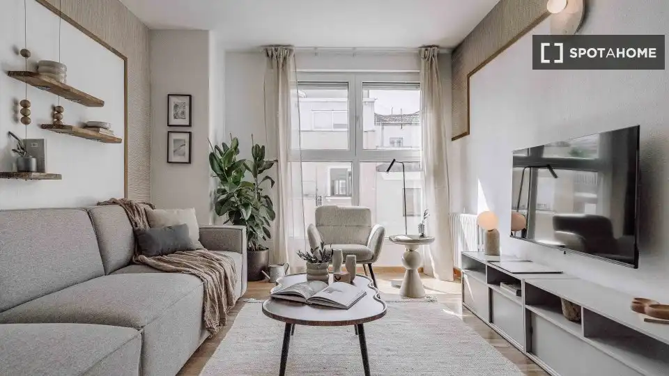 Living room of Flat for rent in Madrid  with Air Conditioner, Heating and Furnished